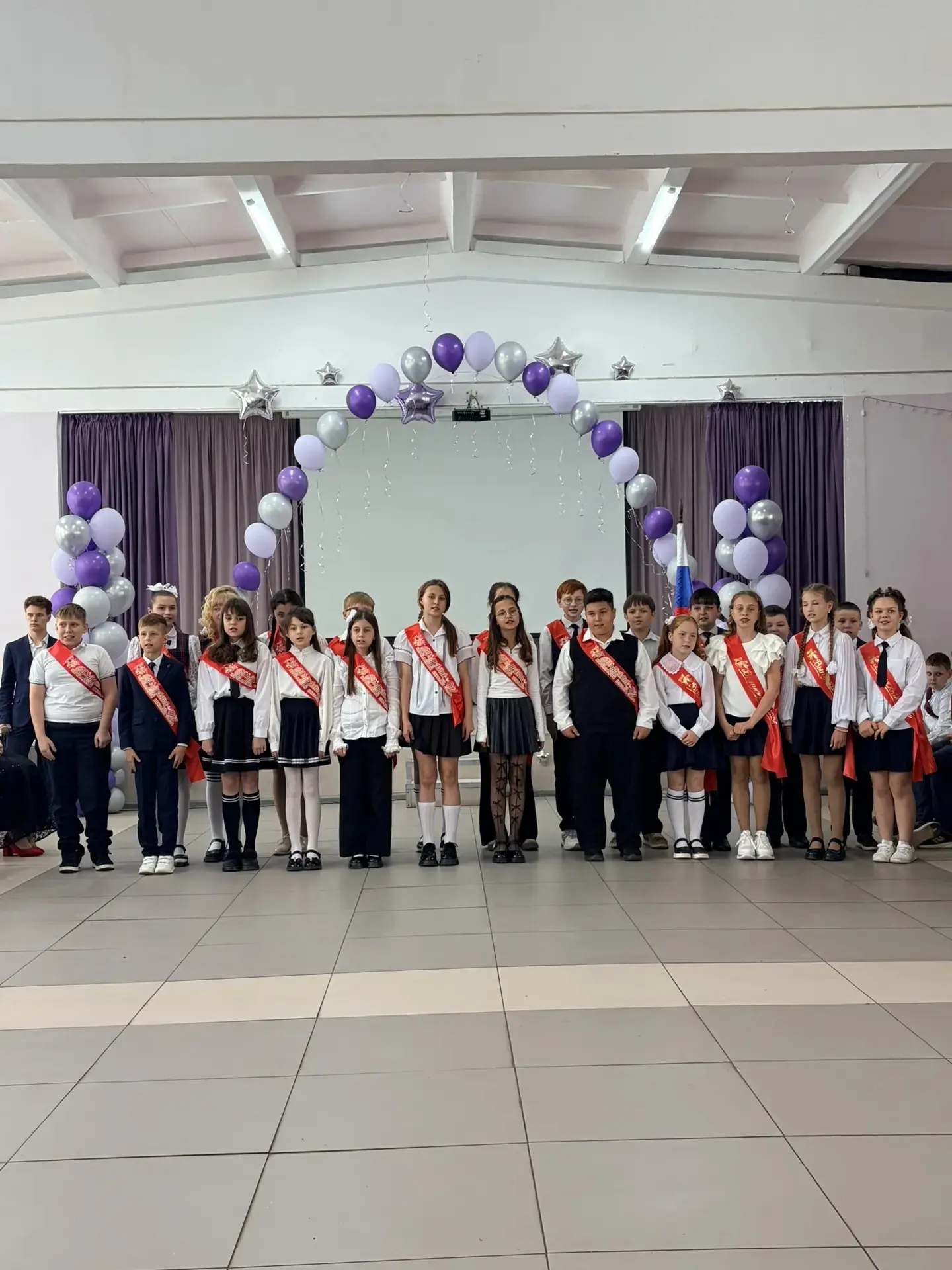 ПОСЛЕДНИЙ ЗВОНОК В НАЧАЛЬНОЙ ШКОЛЕ!
🔔 Сегодня Последний звонок прозвенел для наших самых маленьких 