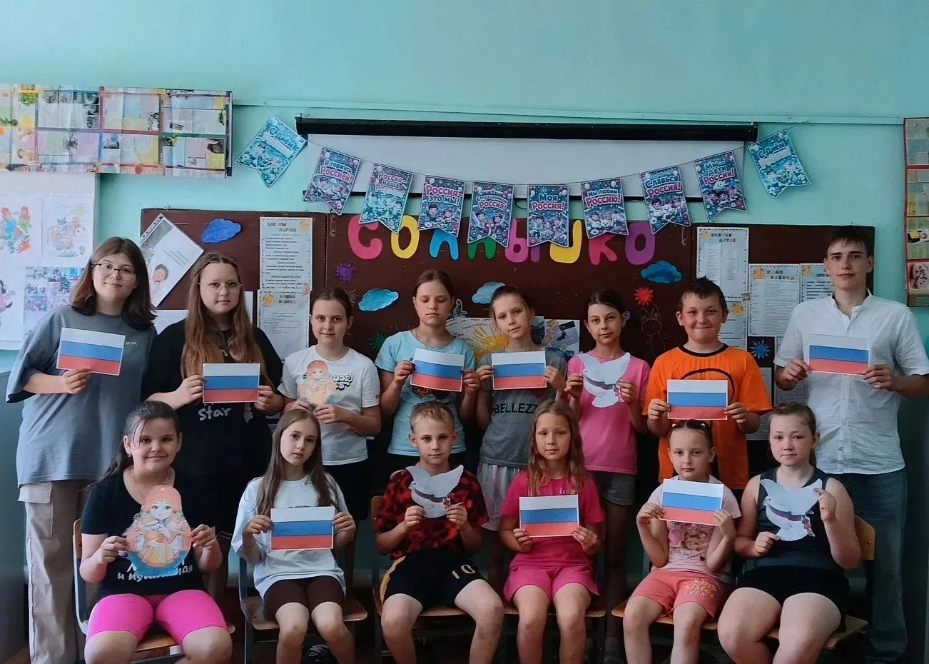 ПРИШКОЛЬНЫЙ ЛАГЕРЬ "МАЛЫШОК"   

🎉 Отряд «Солнышко» лагеря «Малышок» поздравляет всех с Днём России