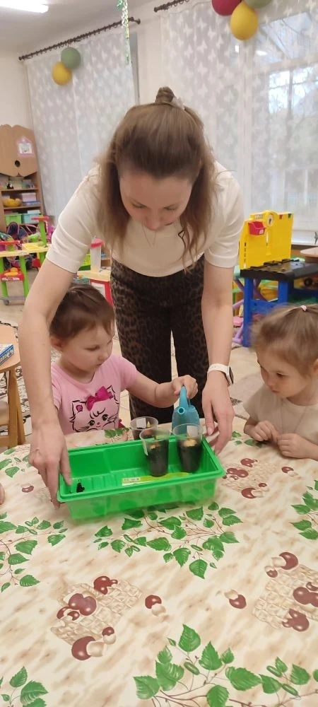 Сегодня в младшей группе "Гномики" мамы Саши Сергеева и Лены Ямуловой провели  увлекательный мастер-