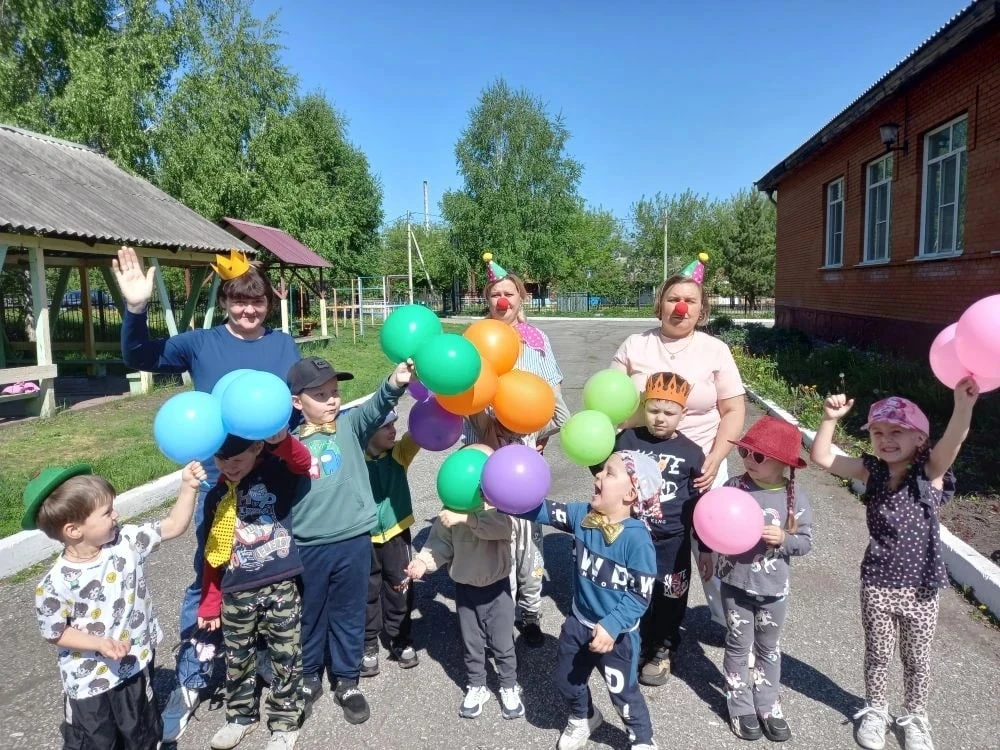В День защиты всех детей,   
Пусть звучит весёлый смех! 
Пусть счастливы будут,           
Все дети 