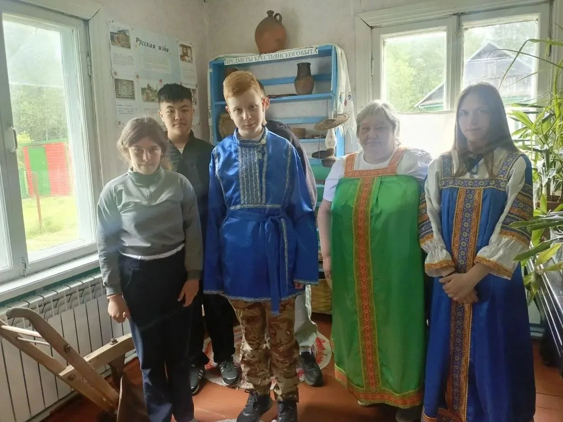 Для сохранения традиций и обычаев русского народа в краеведческом уголке МКОУ Первомайской ООШ библи