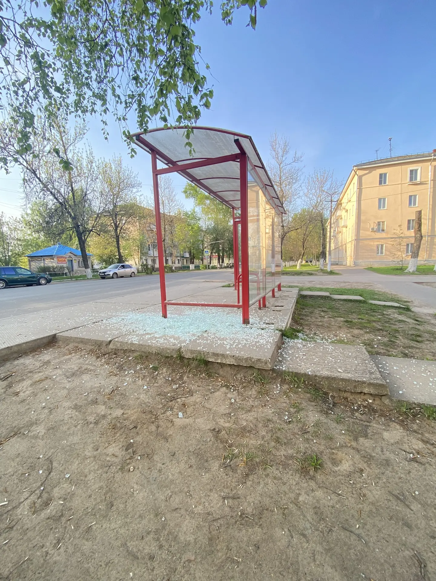 Кто-то разбил остановку у РЖД интерната(
