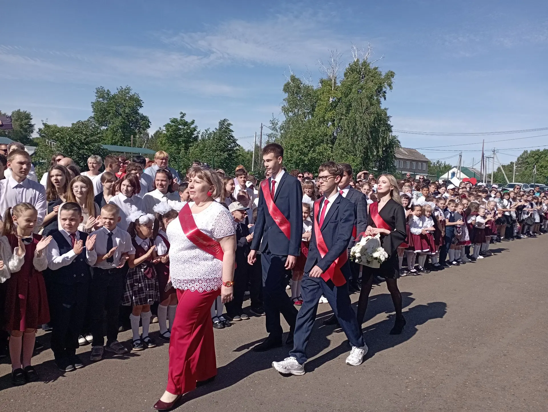 Последний звонок прозвенел
Для выпускников закончились учебные занятия. Впереди экзамены и подготовк