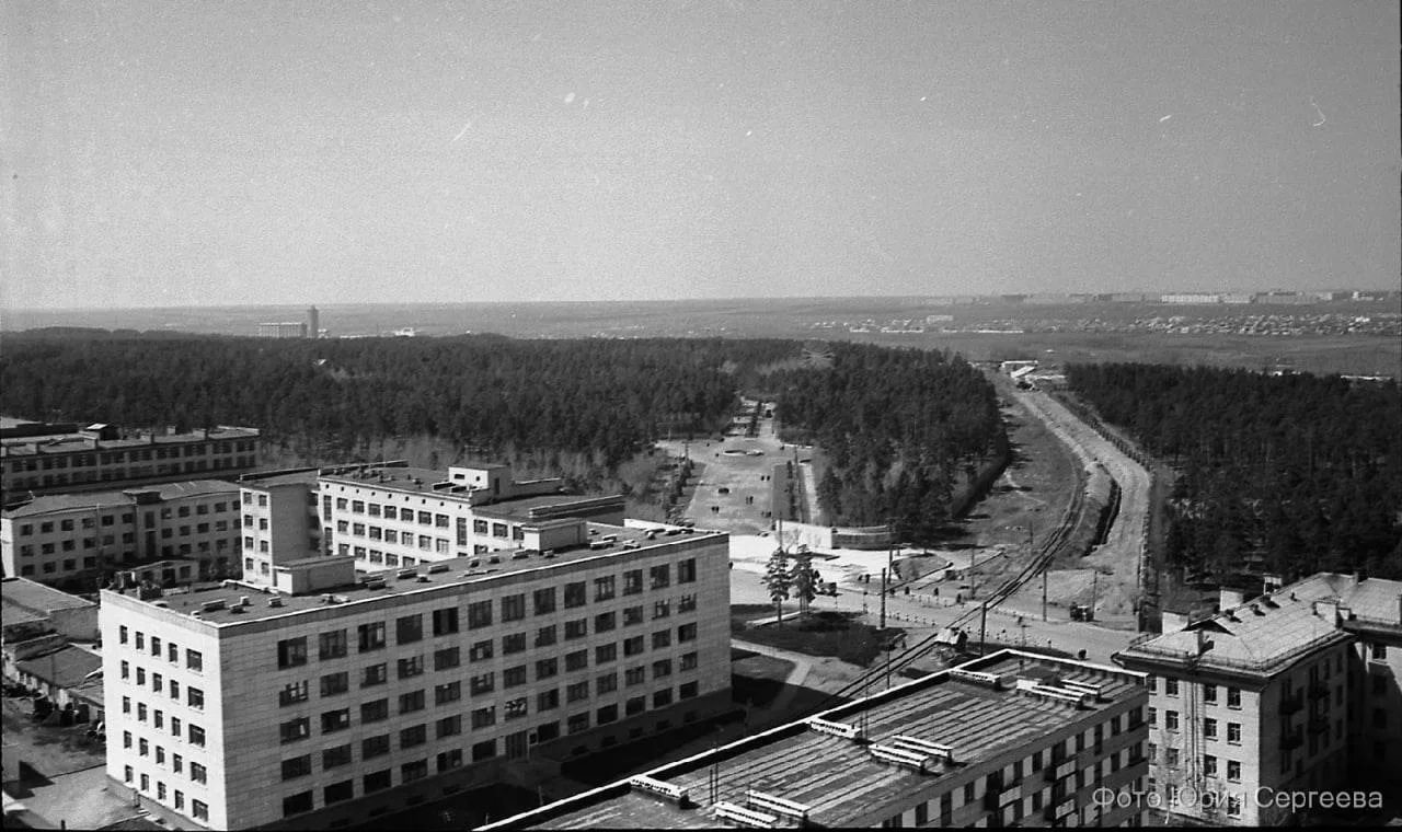 Перекресток улиц Коммуны и Энтузиастов

❓Как Вы думаете в каком году было сделано фото?

Автор снимк