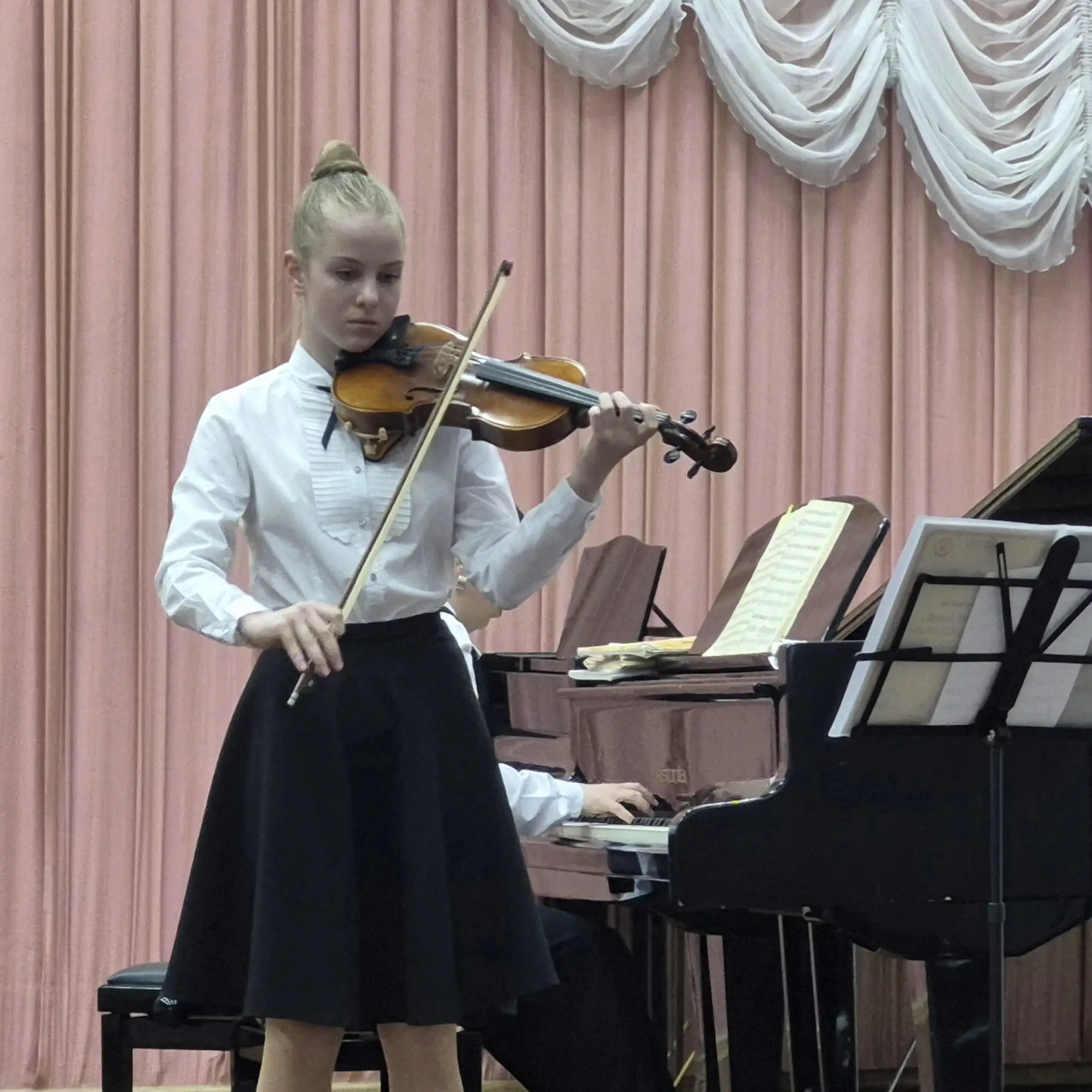 🎻 Музыка, объединяющая поколения: отчётный концерт для родителей!

26 мая в нашей школе царила особ