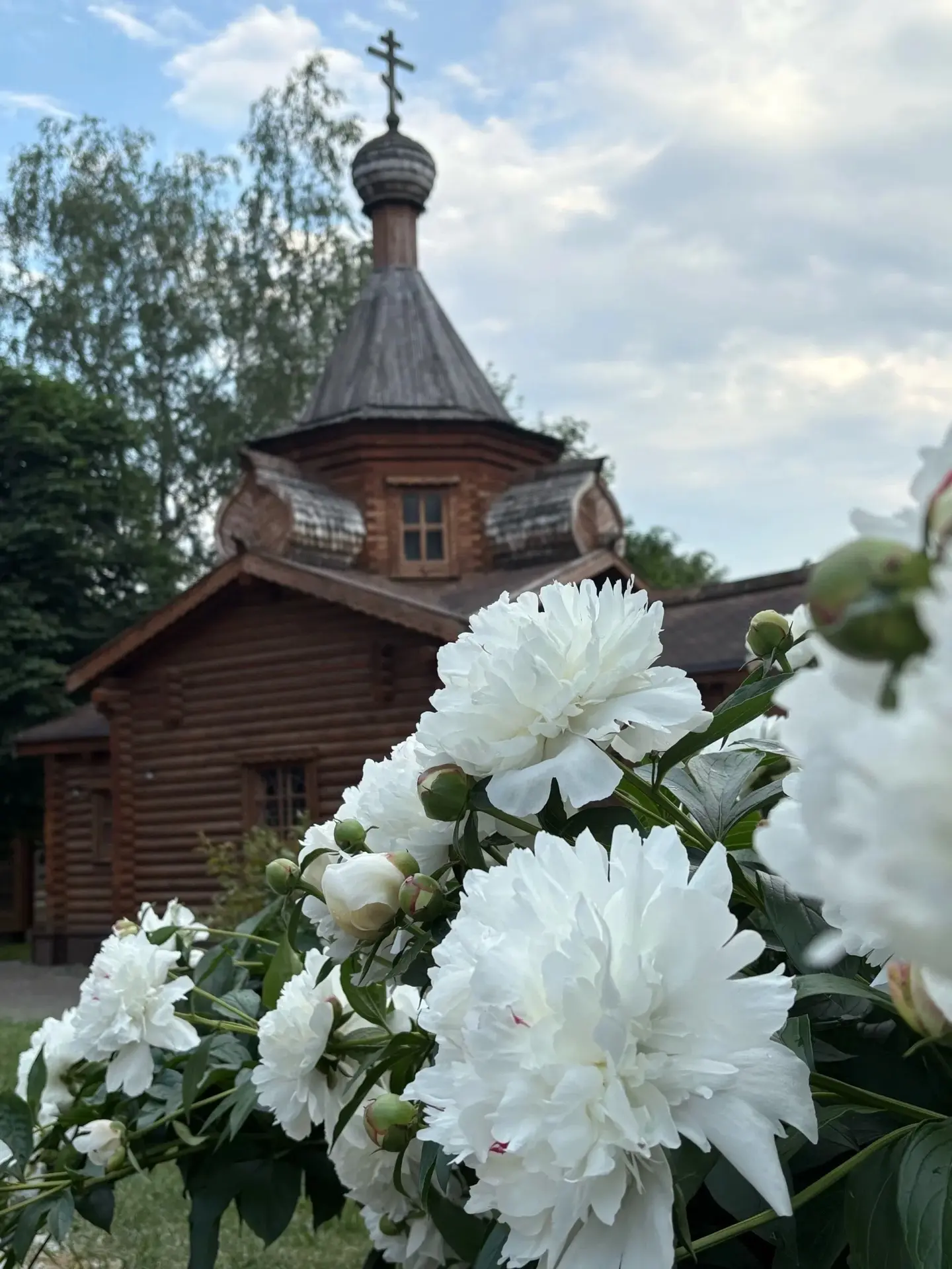 😍 Красота у храма Иова  

Подписаться на @zao_online_mos