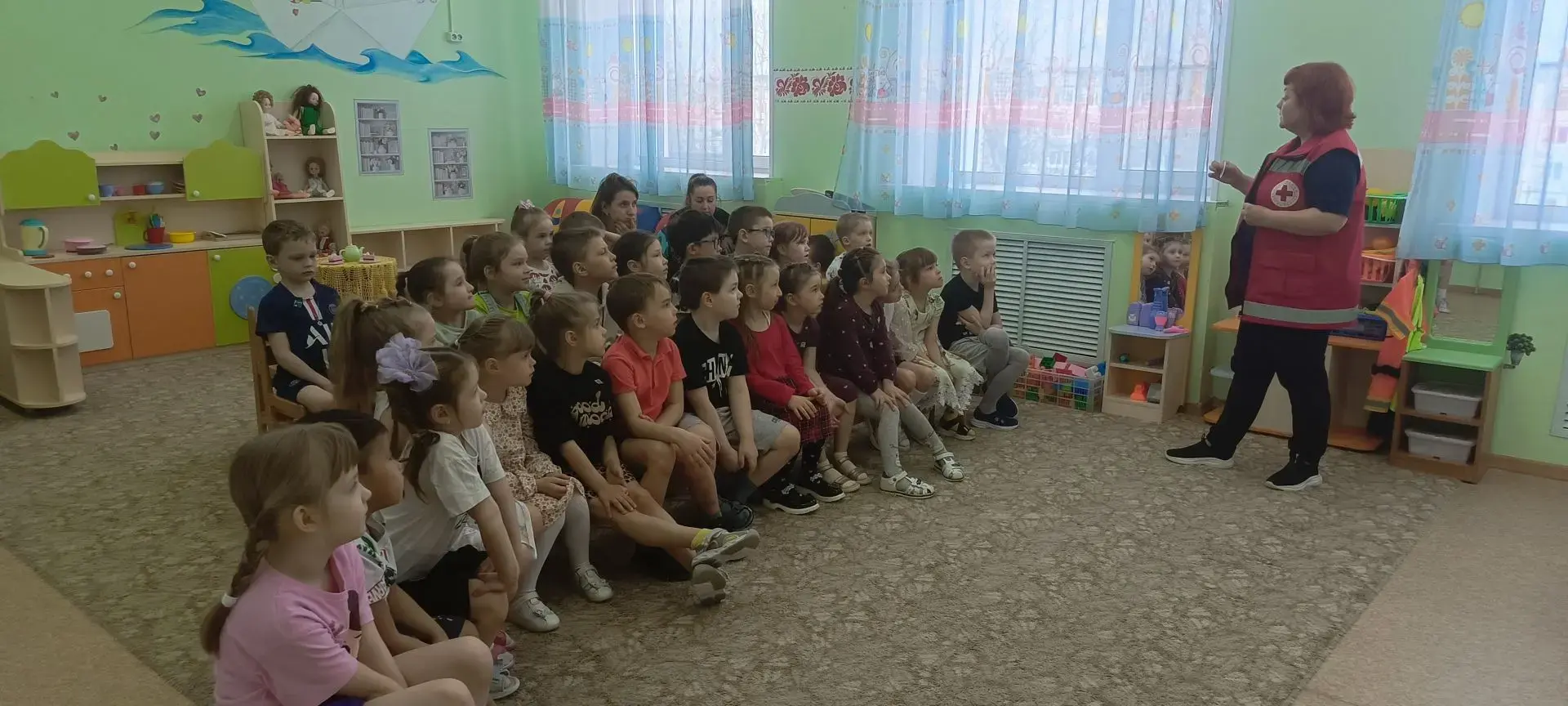 Важные правила безопасности от Красного Креста! 
⁣
К ребятам из групп «Маячок», «Рябинка», "Родничок
