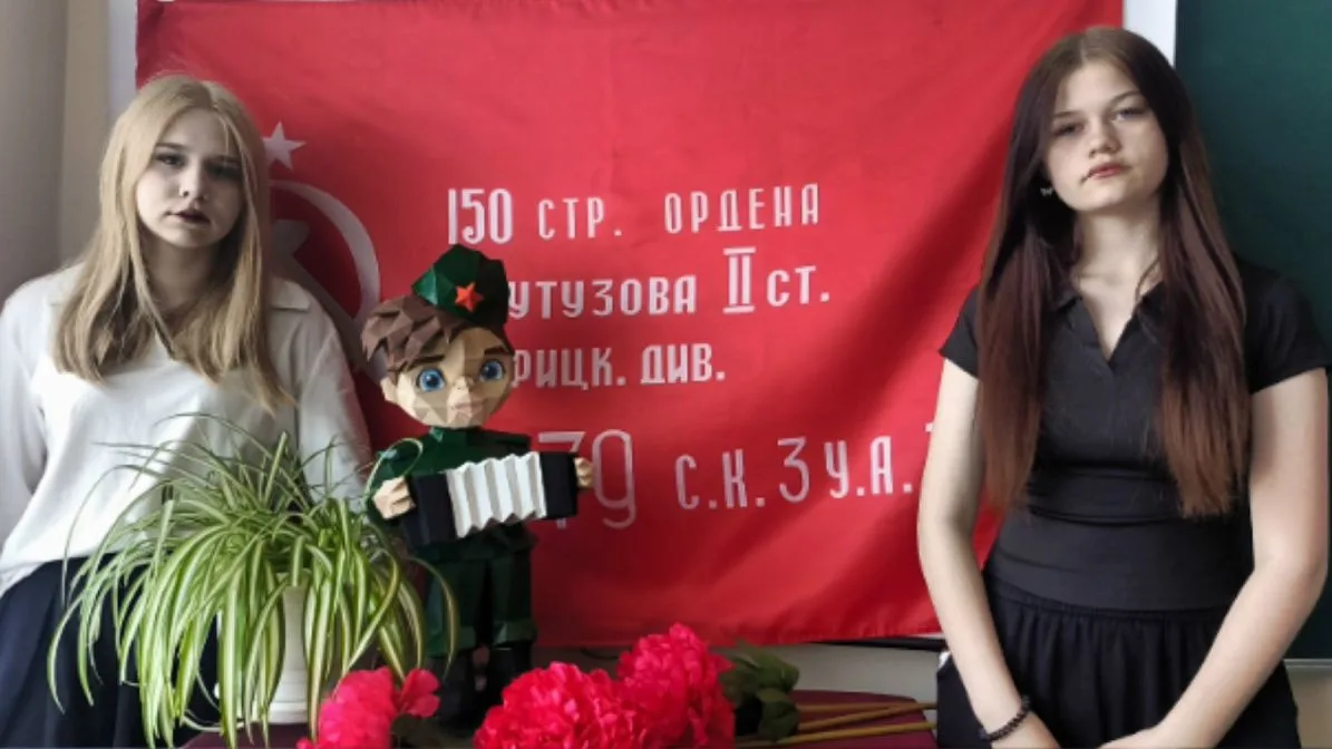 ‼Поздравляем!
Кропотливый труд и память о Победе: как восьмиклассницы создали солдата-гармониста из 