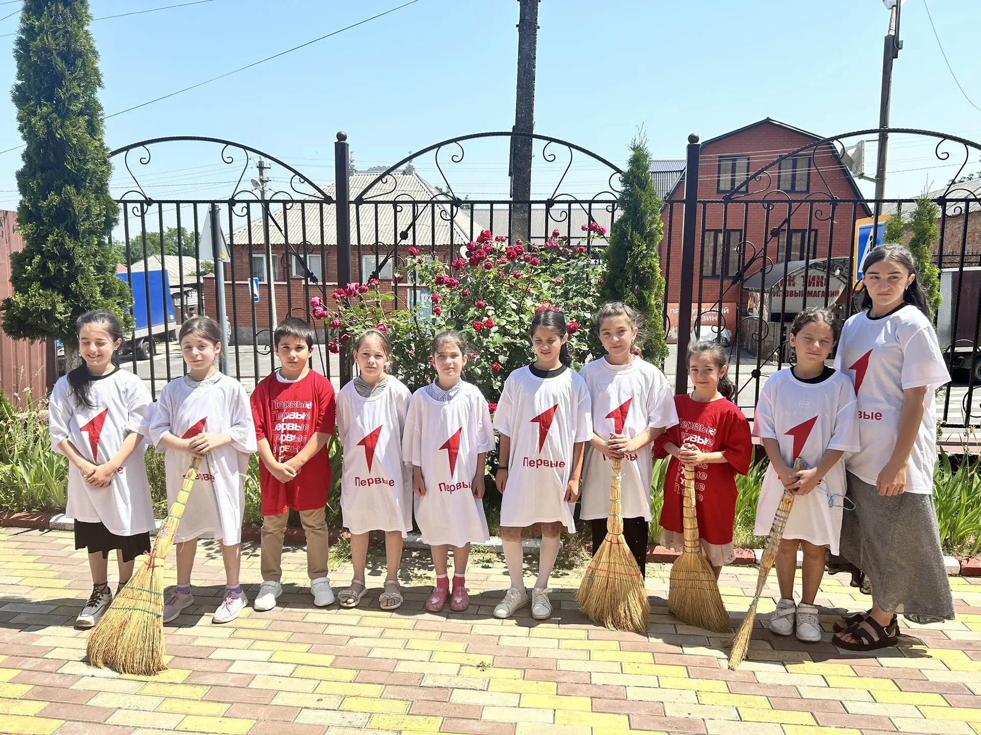 За окном лето и солнце, а в нашем лагере кипит работа! ☀️

Не привыкать к труду — наш пришкольный ла