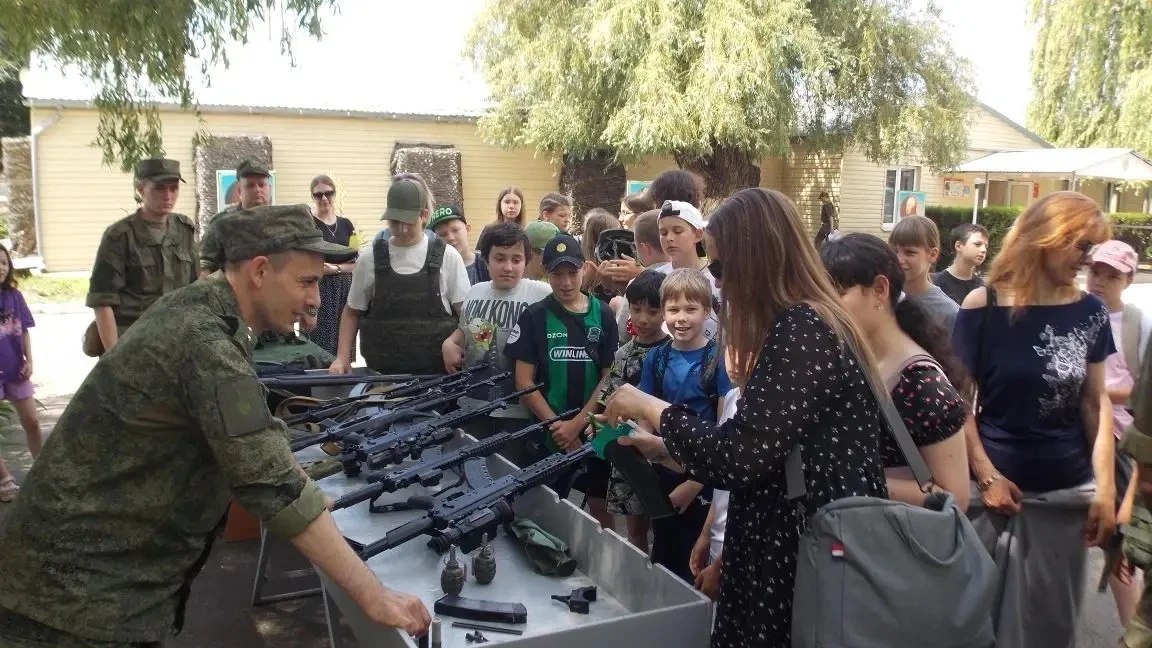 #Профориентация
На этой неделе ученики 4 «В» класса посетили день открытых дверей в воинской части 2