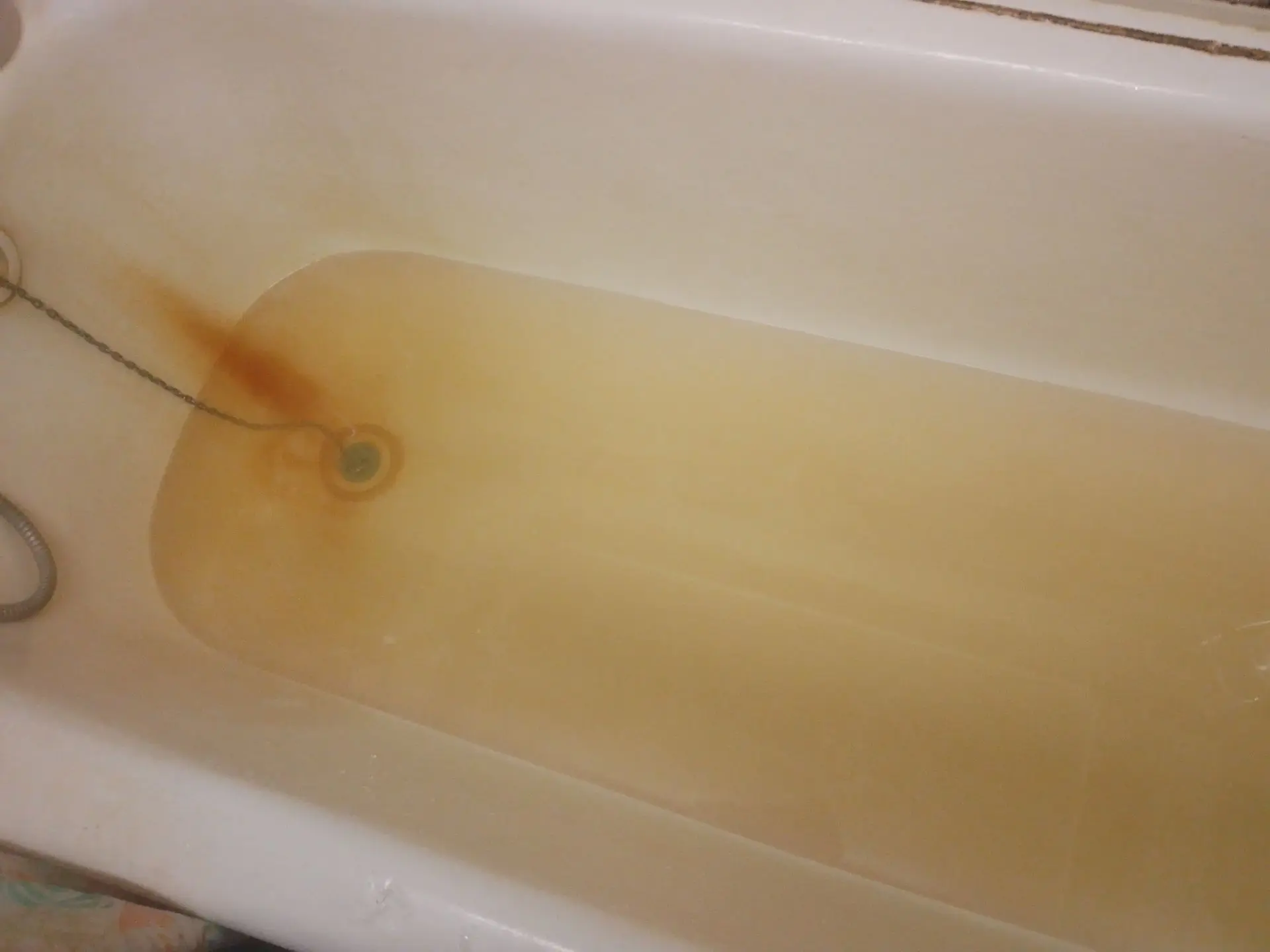 Ул. Октябрьская  невозможно изкупатся горящая вода течëт коричневого цвета как это понять