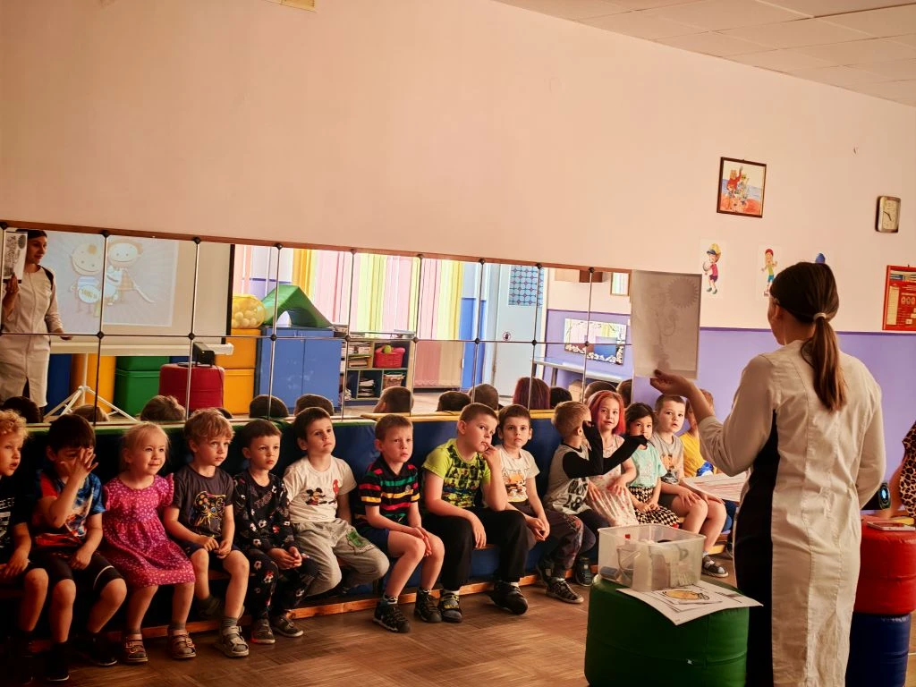 Сегодня медицинская сестра Детской городской поликлиники №17 Виктория Ивановна провела с воспитанник