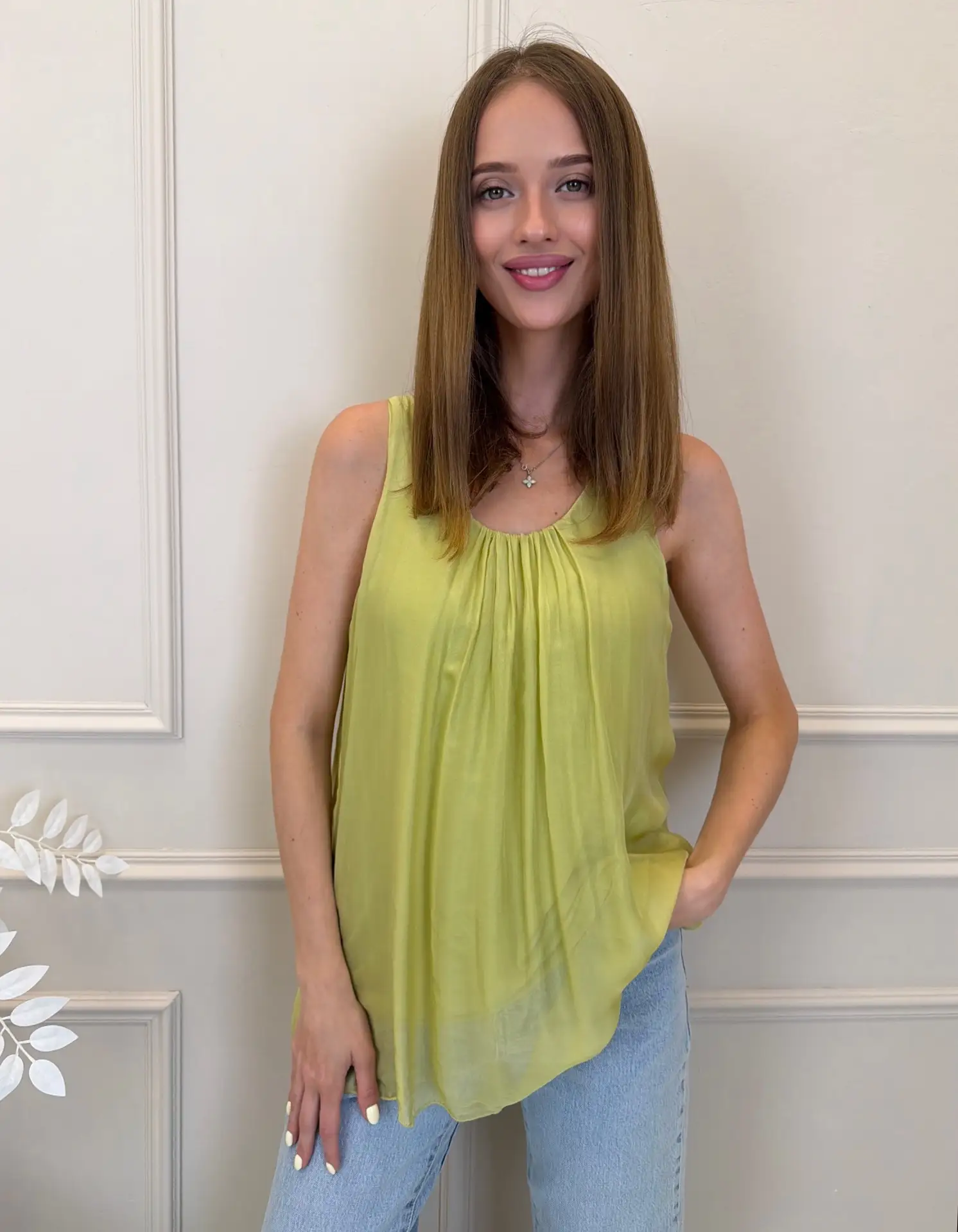 Ваш летний must-have ! ✨

Шелковый топ для жарких дней. Мягкая струящаяся ткань, свободный крой и де