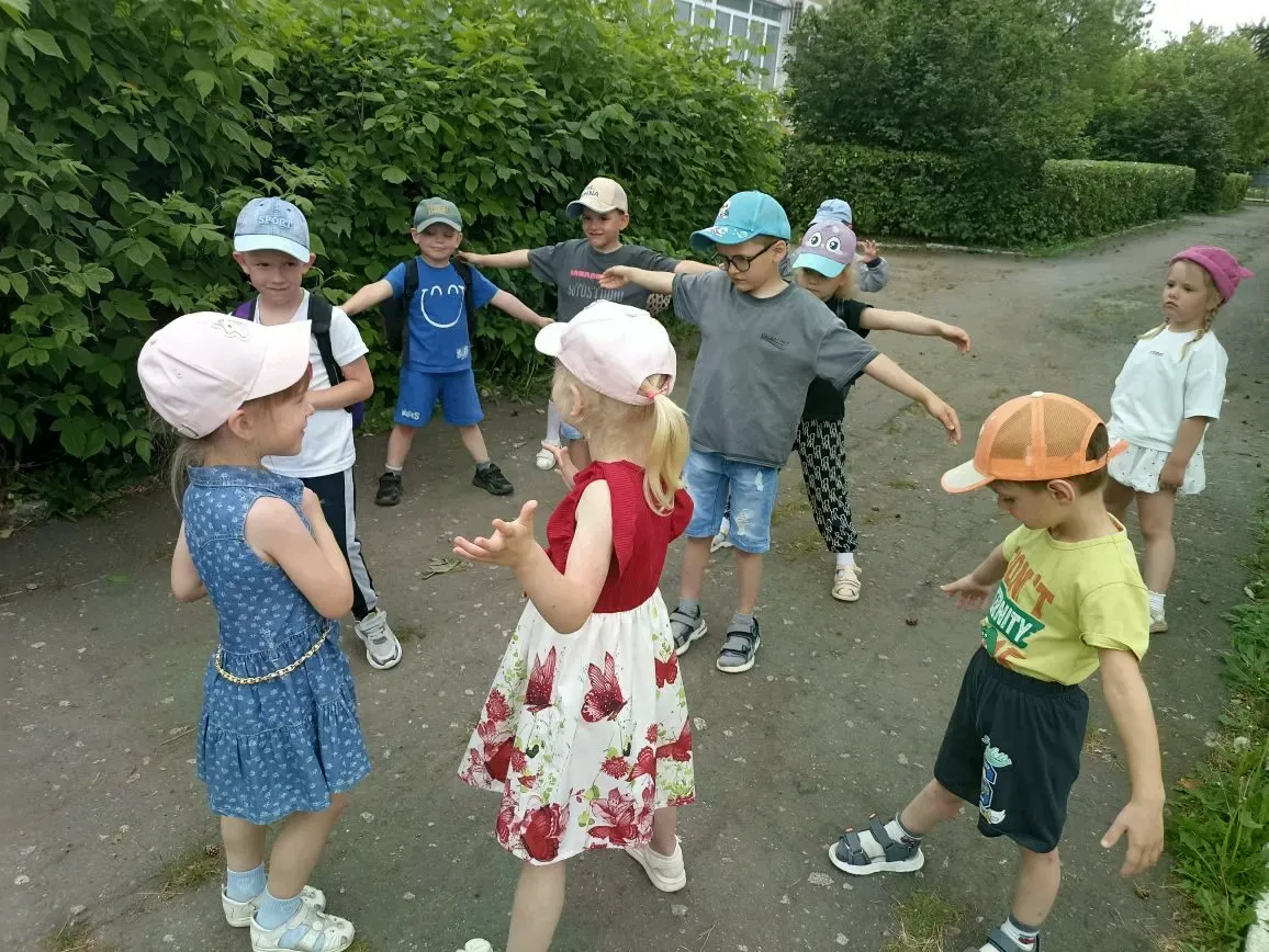 Вот и лето наступило! 
       Лето. 
    Лето-это солнца луч, 
    Тëплый дождик из-за туч, 
    Лет