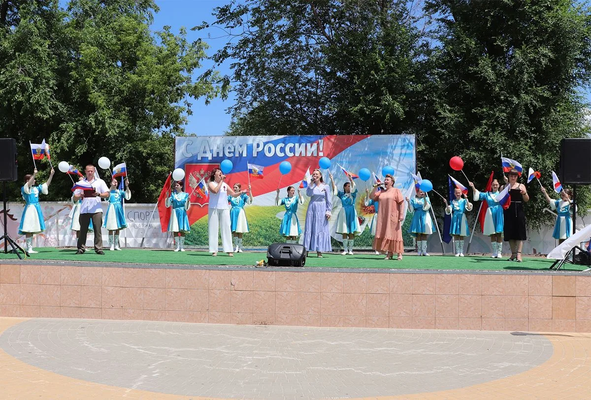 Сегодня на центральной площади Дубовки состоялся праздничный концерт в честь Дня России. Сотни дубов