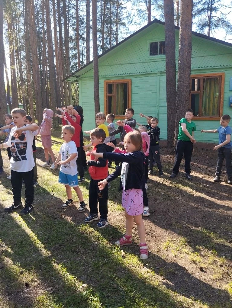 Активные будни в загородном лагере "Орлëнок": игры, песни, танцы, театральные сценки по произведения