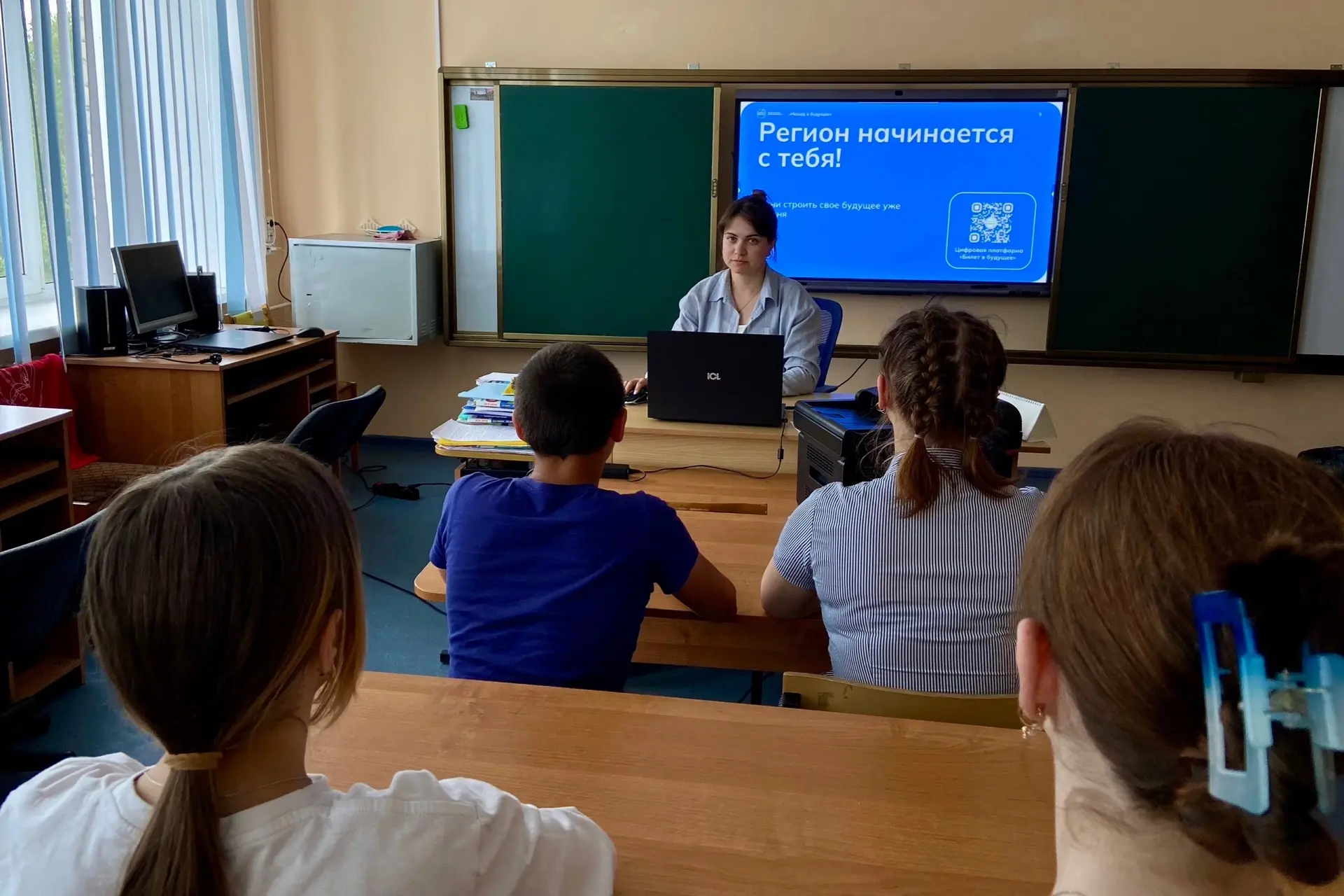 В рамках спецпроекта «Назад в будущее» проведена встреча с выпускницей и сотрудницей школы Борисовой