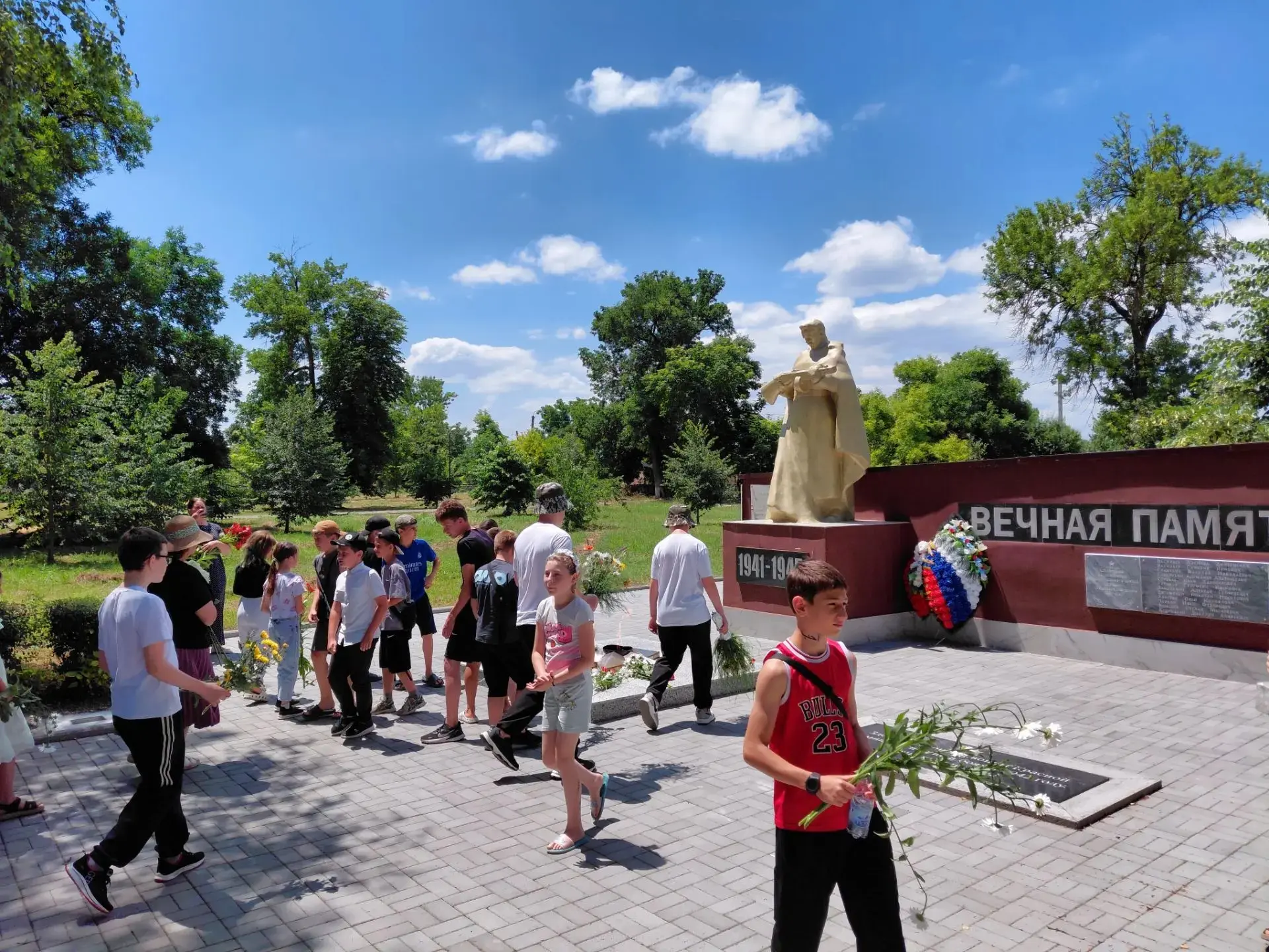 Обучающиеся нашей школы в день памяти и скорби, 22 июня в 12:15,  приняли участие в общероссийской а