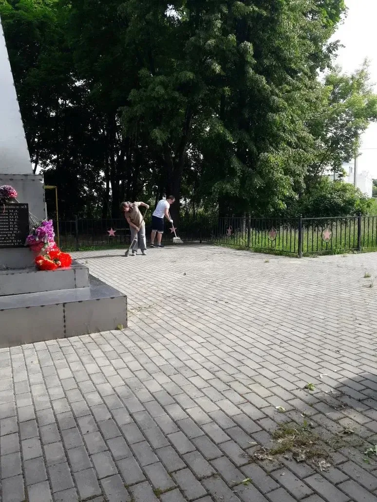 Сегодня обучающиеся из трудовой бригады провели работы по облагораживанию обелиска.

Ребята привели 