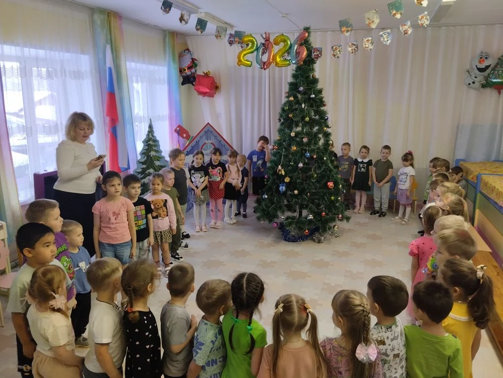 Вот и прошли новогодние праздники... И как не жалко было прощаться ребятам  с ёлочкой, прощание сост