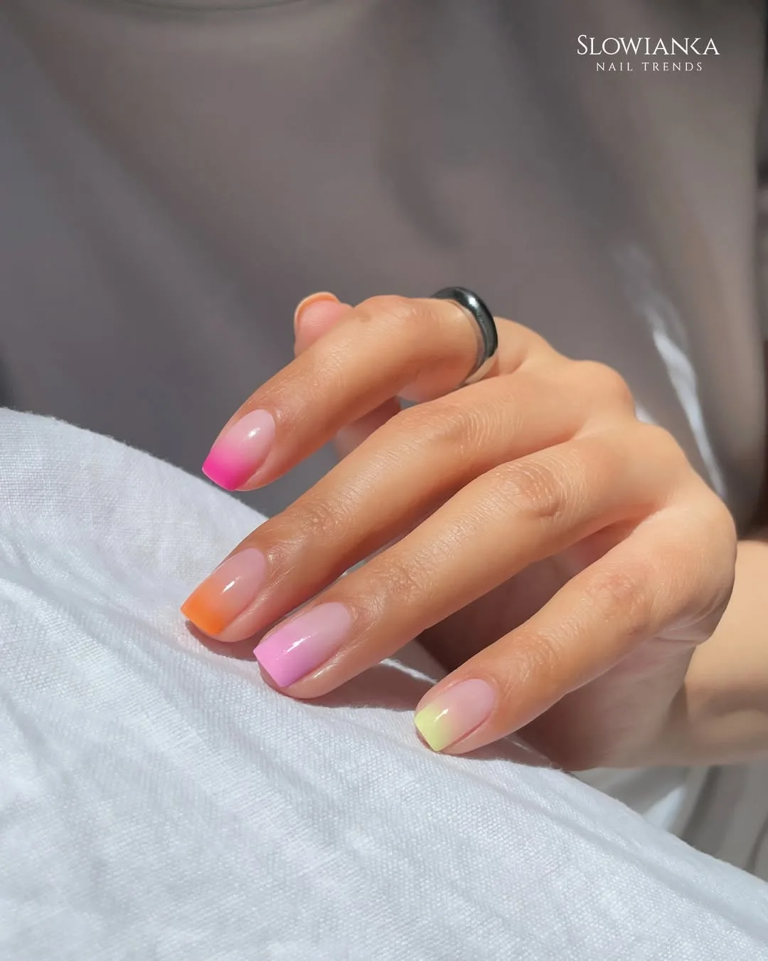 Летнее омбре на короткие ногти 🌞

Сезонный маникюр💅
Подпишитесь👇