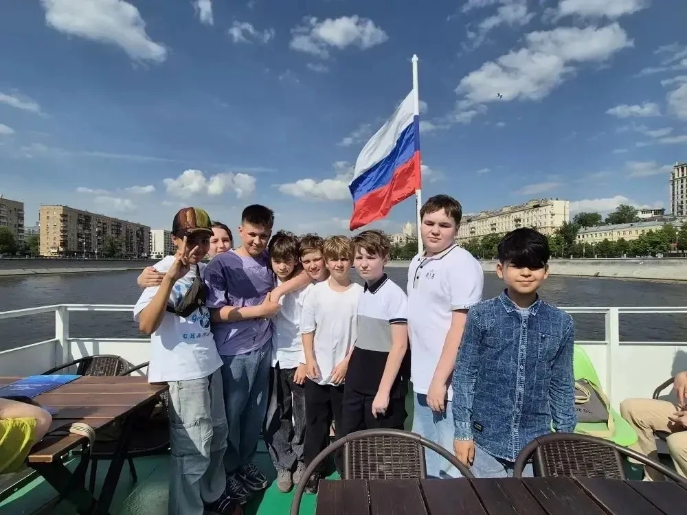 ☀️Ярко проводит каникулы 5Б 

Вместе с классным руководителем Натальей Викторовной Дмитриевой ребята