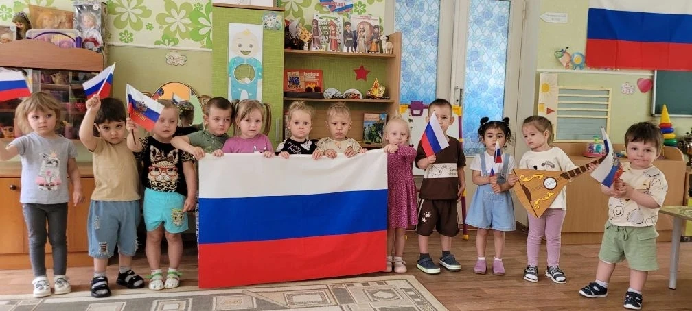 Над Россией солнце светит
Машет флагом нам она
Лучше нет страны на свете
 И она у нас одна. 
 Малыши