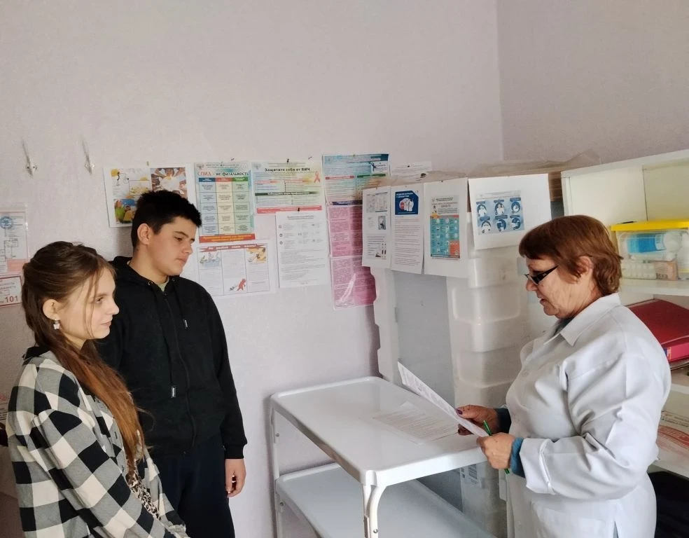 Медицинским работником школы была проведена беседа-игра "Даже не пробуй! Это опасно!". Ребята узнали