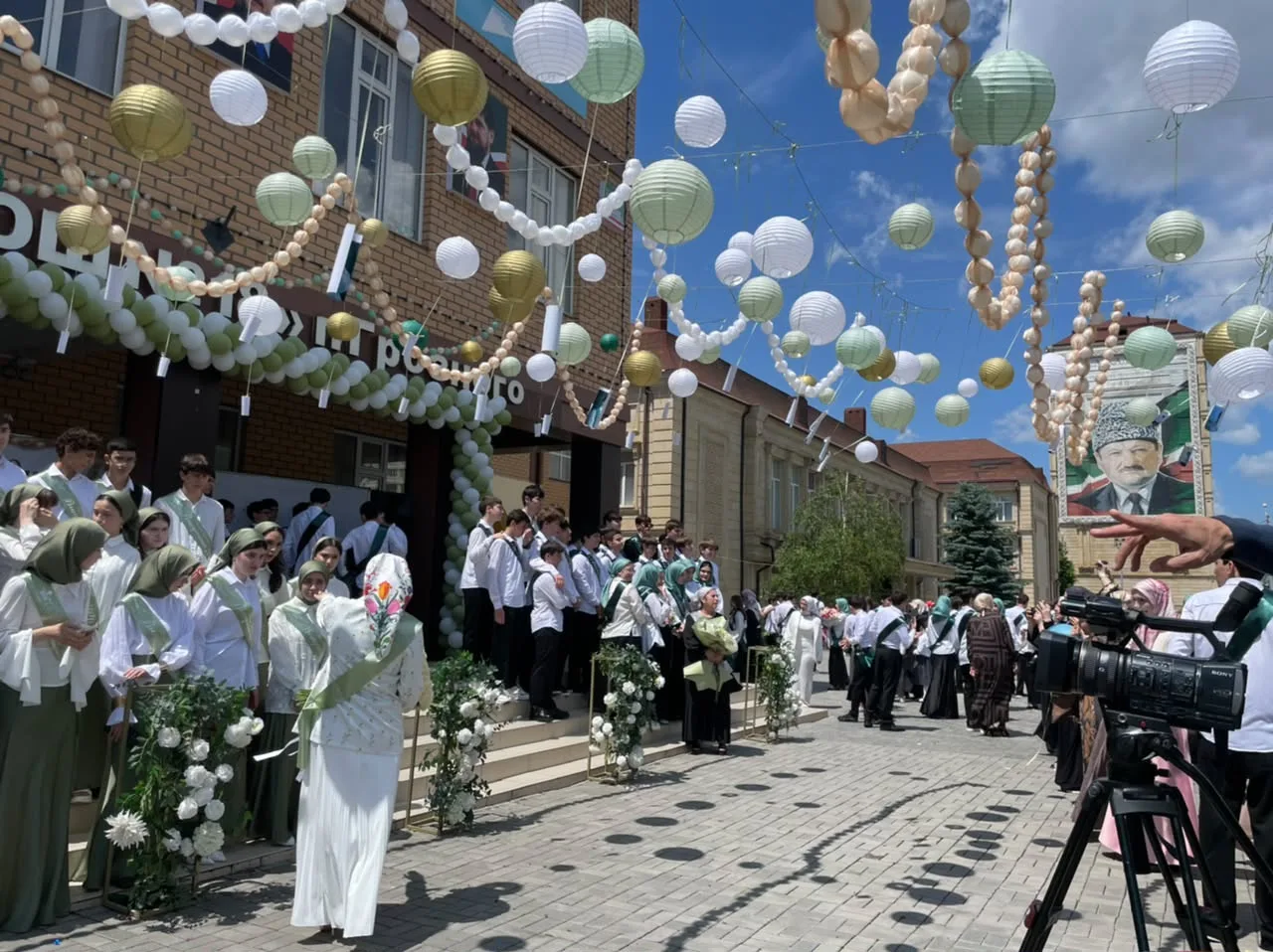 🎀ПОСЛЕДНИЙ ЗВОНОК - САМЫЙ  ДОЛГОЖДАННЫЙ, РАДОСТНЫЙ И НЕМНОГО ГРУСТНЫЙ 🔔

🔔Для наших выпускников э
