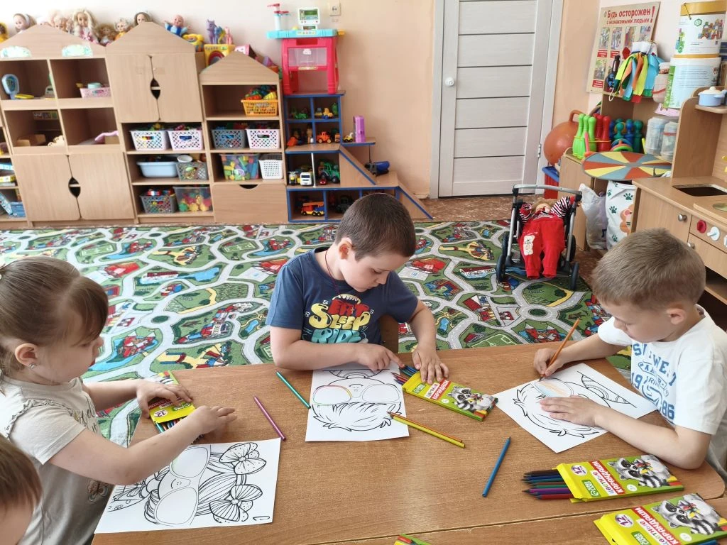 🎨 Воспитанники подготовительной группы "Капельки" создали яркие рисунки на тему "Лето в очках". Каж