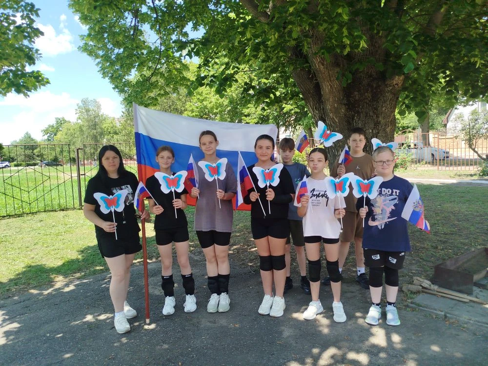 ✨ Творческий мастер‑класс ко Дню России "Тебе Россия, посвящаем"
 
В нашей школе прошёл увлекательны
