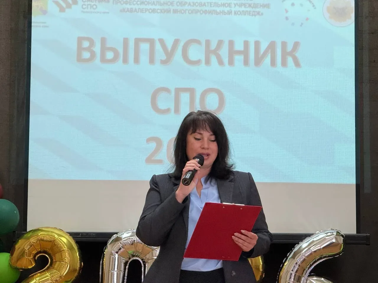 По приглашению директора многопрофильного колледжа Натальи Веретенниковой приняла участие в торжеств