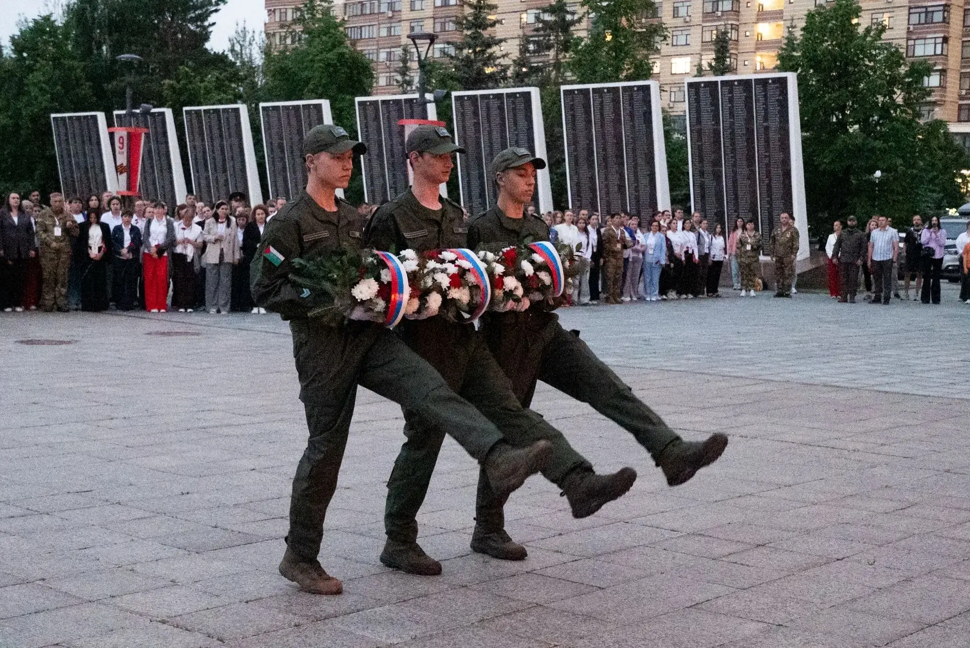 Участники полуфинала конкурса «Быть, а не казаться» возложили цветы и гирлянды к «Вечному огню» в Тю