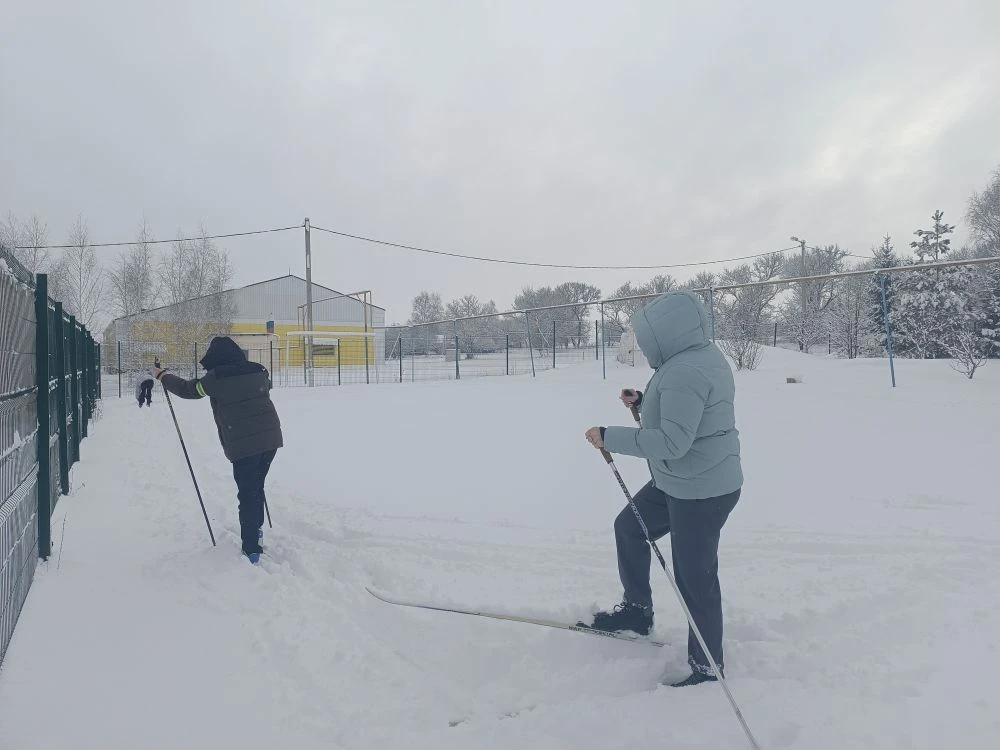 В последние учебные деньки зима подарила снежок. Лыжная прогулка подняла заряд бодрости и энергии.