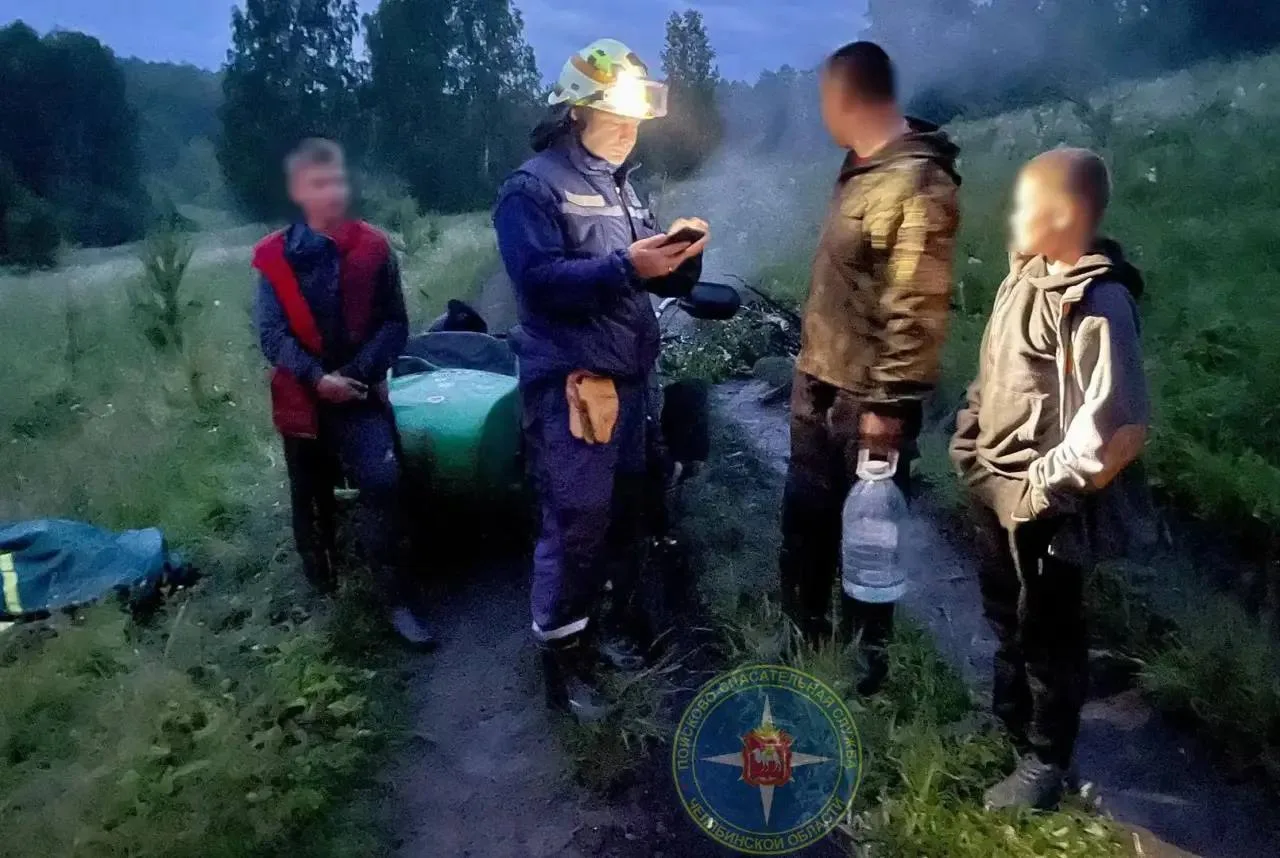 Cпасатели отряда из Миасса нашли заблудившихся мотоциклиста и двоих несовершеннолетних в лесу между 
