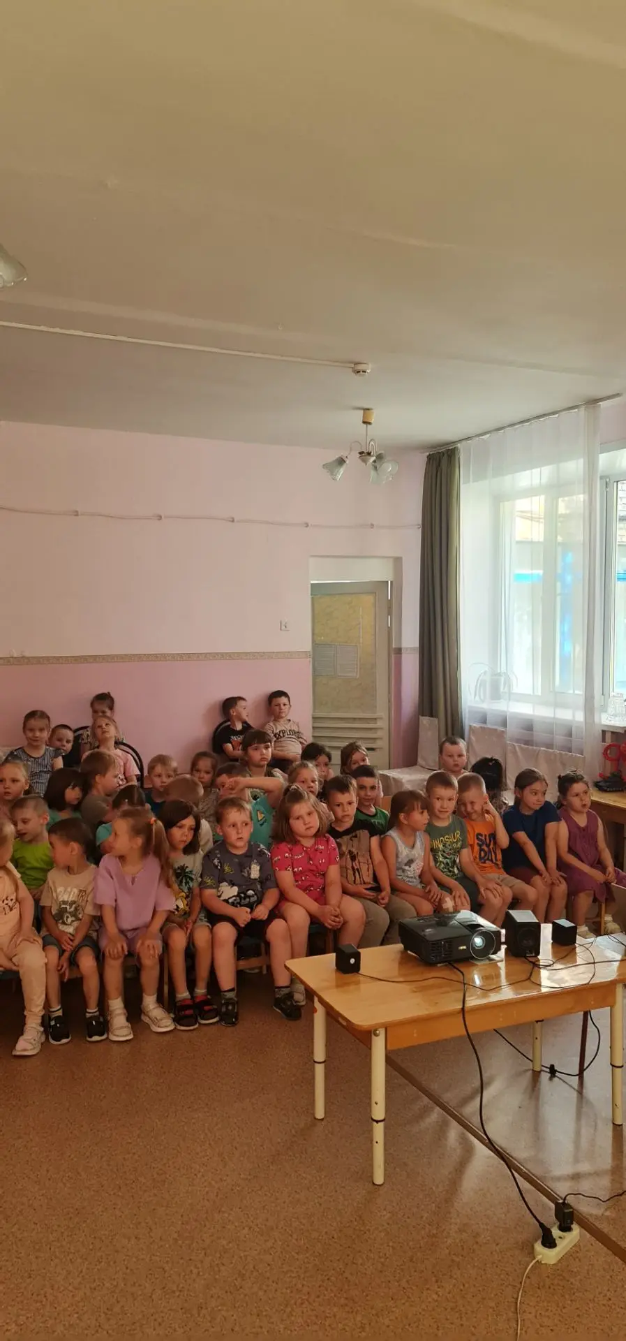 Мы продолжаем знакомить наших дошколят с народами , населяющими нашу огромную страну. Сегодня мы с р