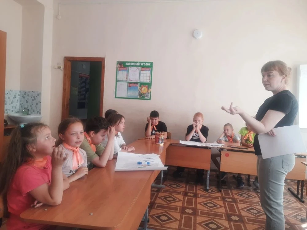 Сегодня на базе нашего школьного лагеря, в продолжении празднования Дня России, ребята закрепили зна