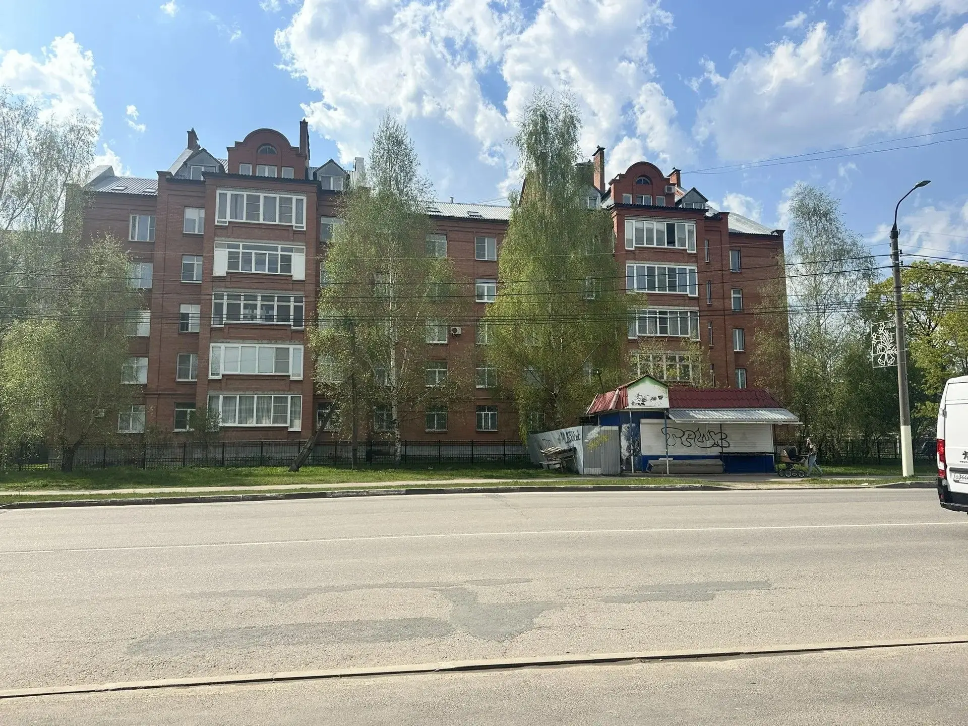Есть квартиры, в которых всё сразу понятно.
Этот дом в Александрове многие помнят ещё с начала 2000-