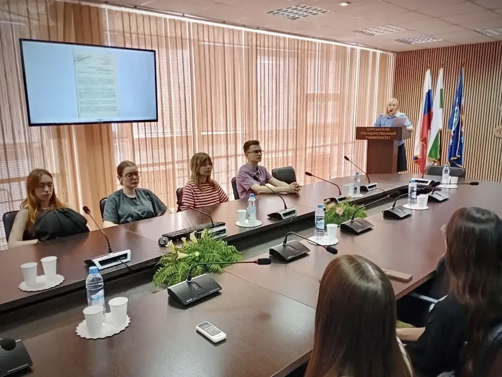 🔵 Кинолекторий 

В Курганском государственном университете прошла встреча с представителями УФСБ Ро
