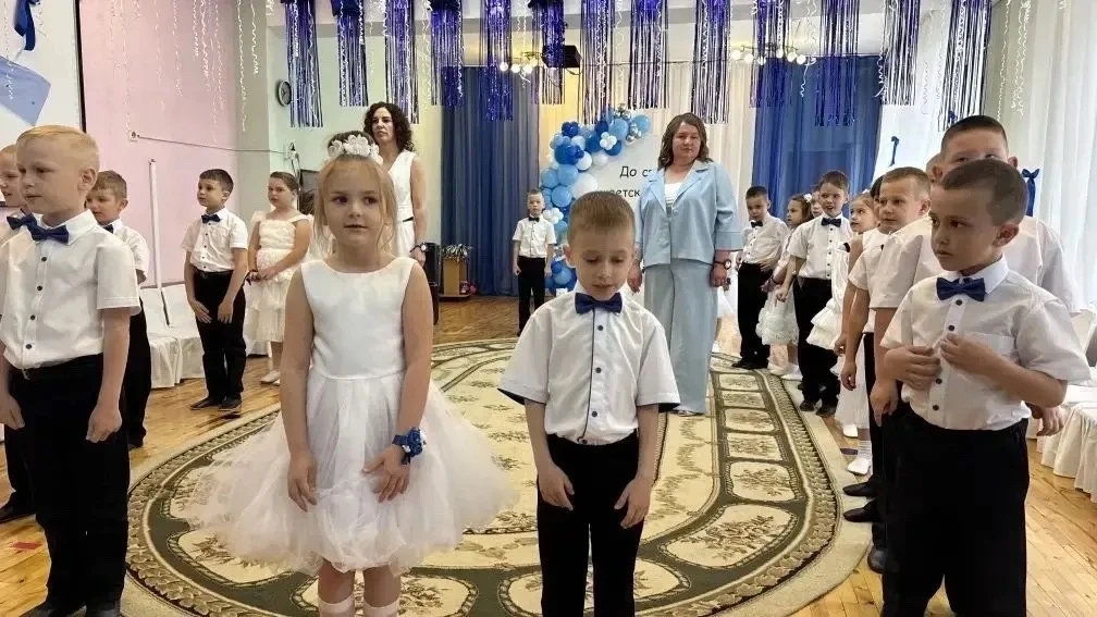 Подготовительная группа «А» прощается с детским садом!  Где-то грустно и нежно, где-то задорно и вес