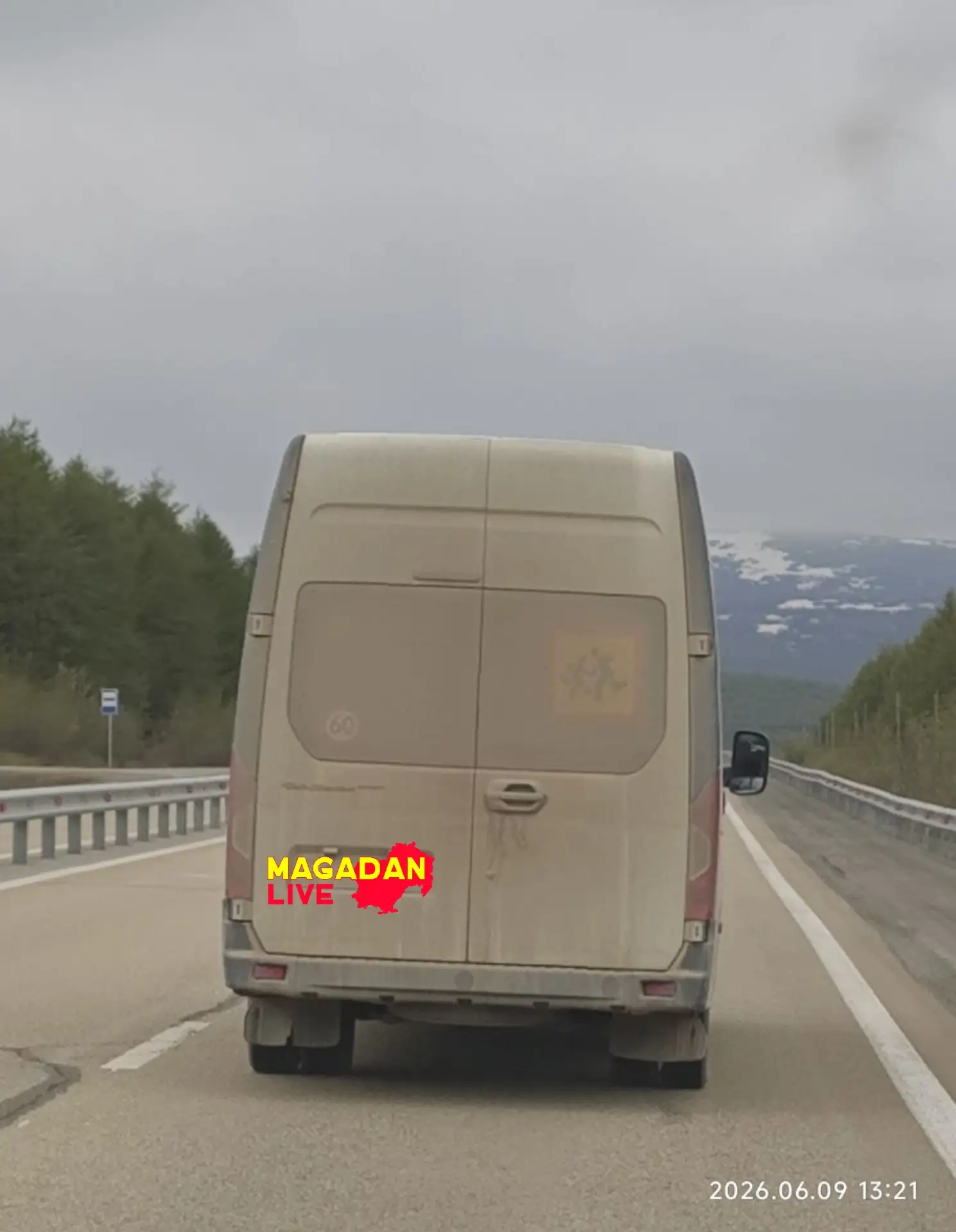 Номер, конечно, плохо видно из-за грязи, но всё же можно рассмотреть. "Газель" со всех сторон в накл