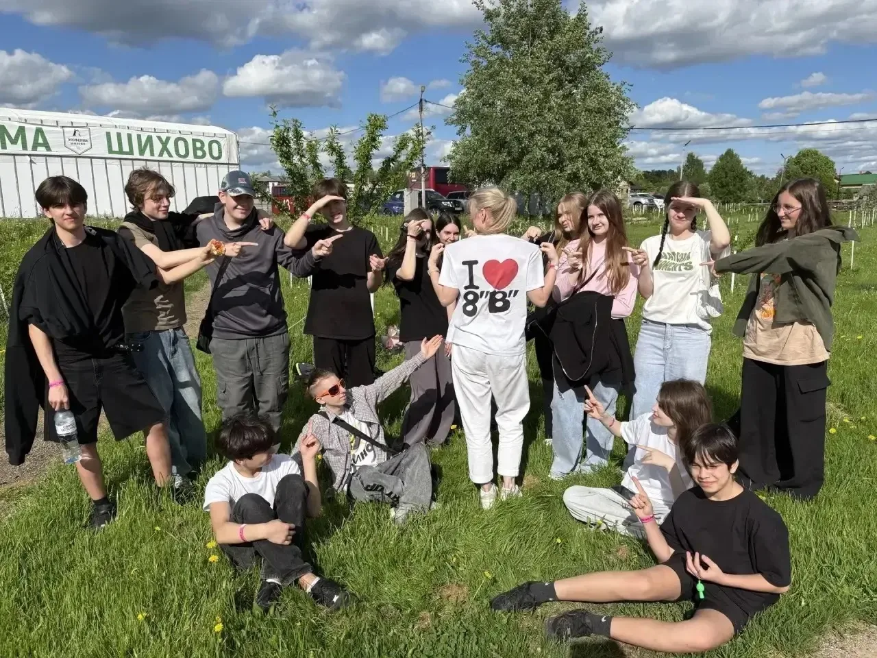 Ура! Окончание учебного года! 6 «Г» и 8 «В» отметили его на зооферме «Шихово» — ярко, весело и незаб
