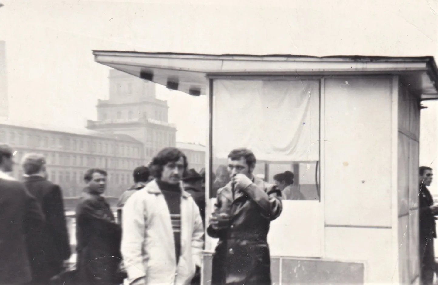 Пивной ларек на Обводном канале.
1970-е годы