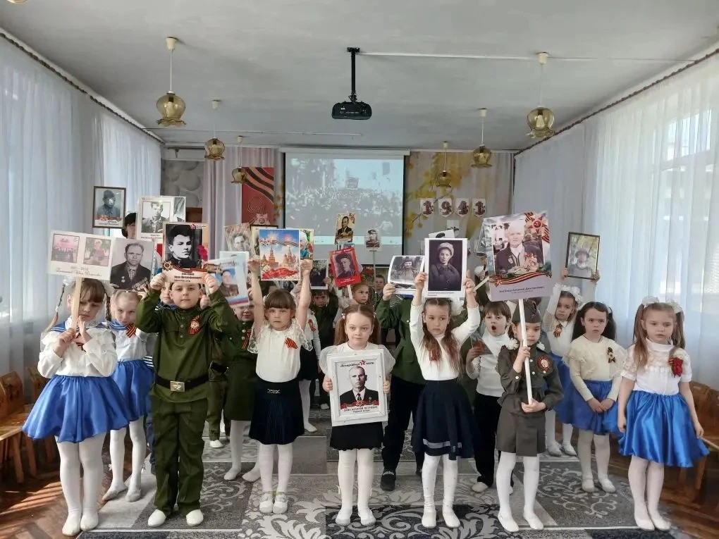 «День Победы в мае мы, конечно, знаем.
                                                             