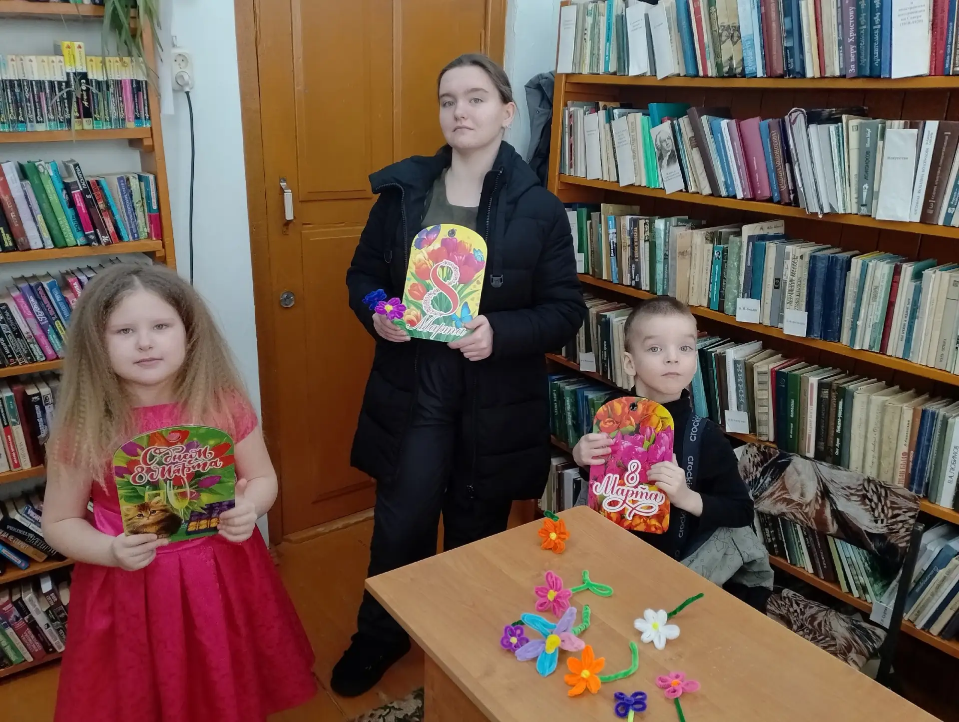 🌺Дарите женщинам цветы 
И годы их не будут старить... 
Среди забот и суеты 
Дарите женщинам цветы, 