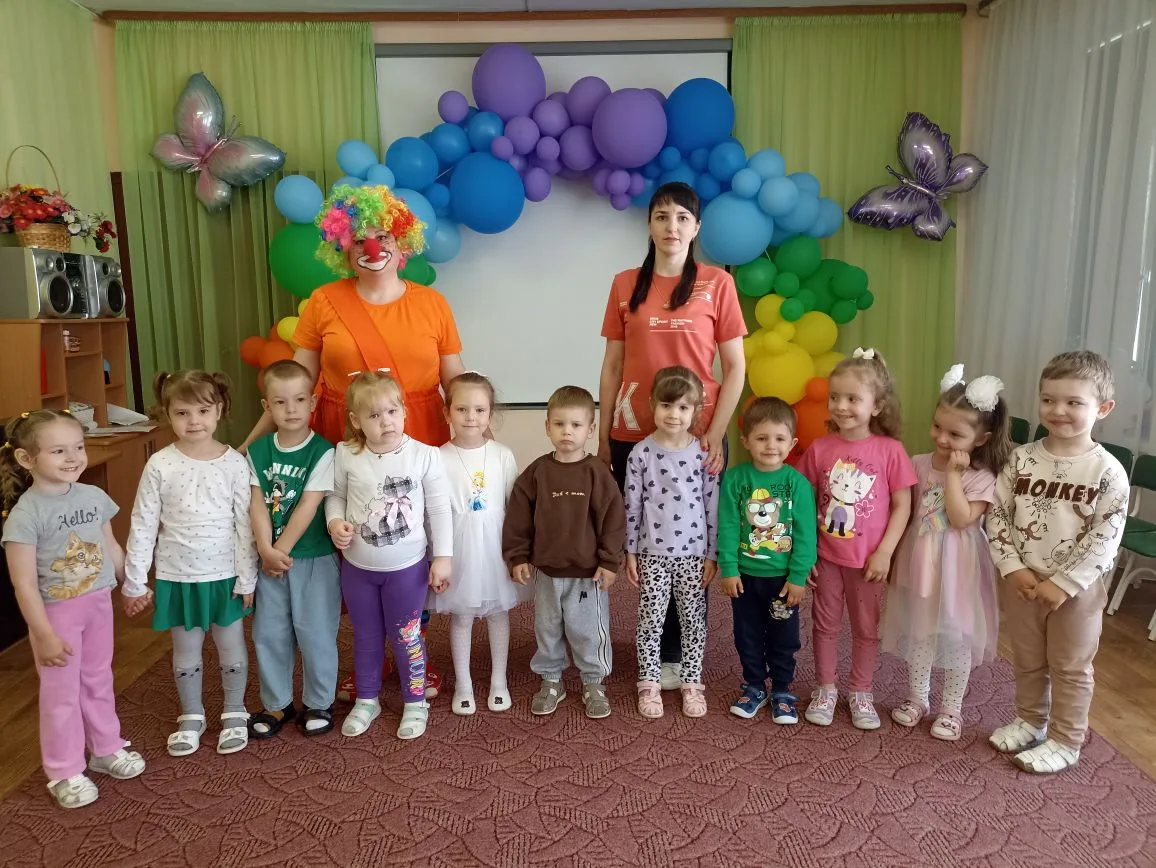 Пусть здоровы будут дети
На всем нашем белом свете,
Смех и радость пусть несут
И счастливыми растут.