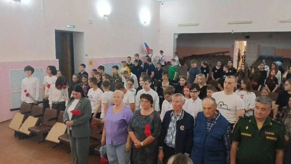 Ежегодно 4 июня в Махнёвской   школе проходят мероприятия, посвящённые подвигу лётчиков.  По традици