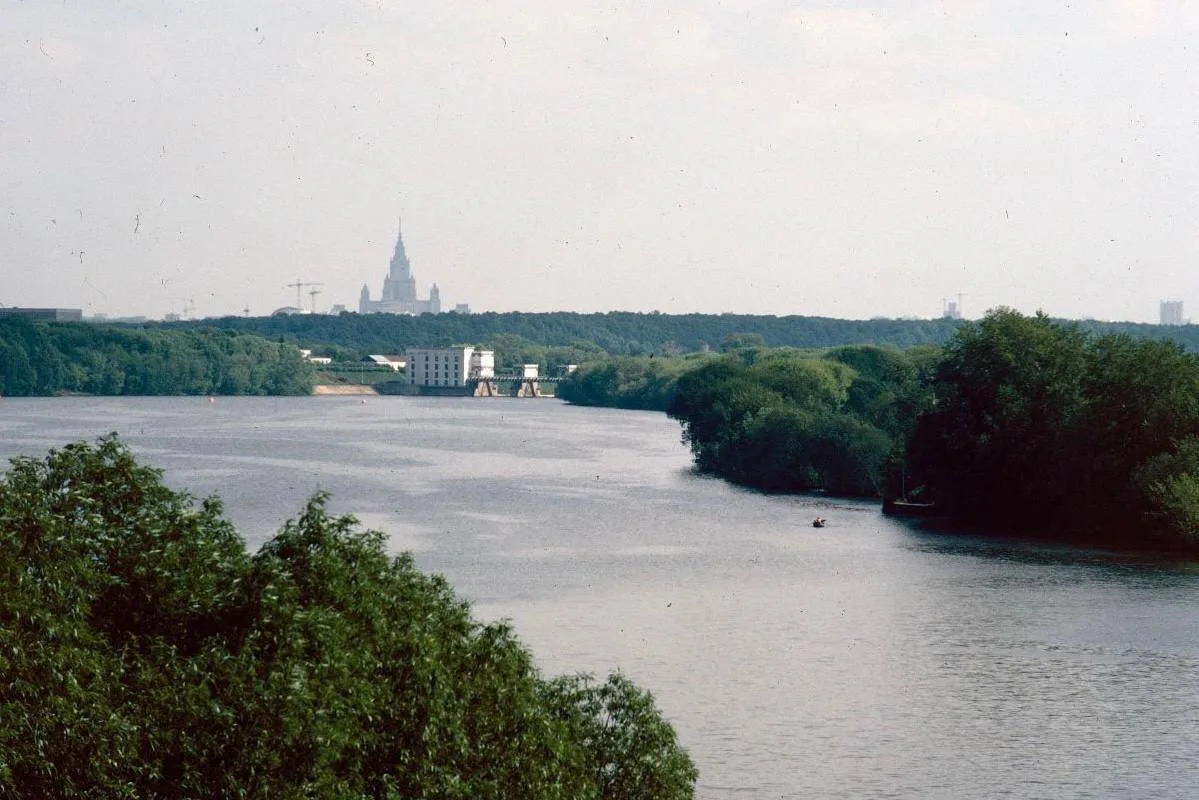 Вид на Ленинские горы, Москва, СССР, 1988 год.

Прекрасное далёко