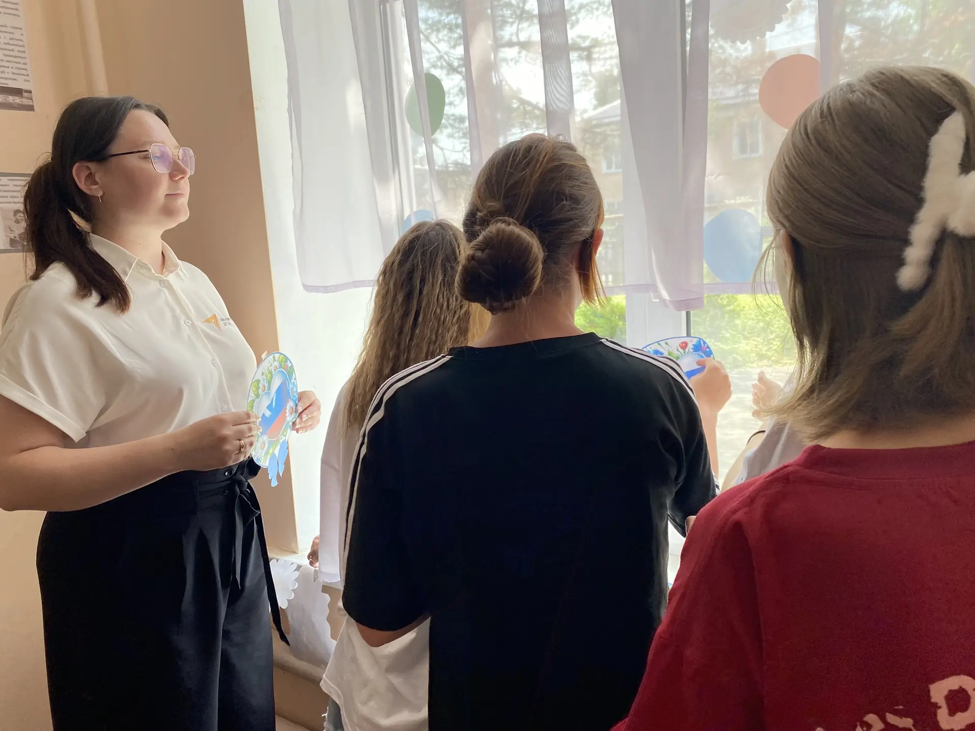 🇷🇺✨ В честь Дня России советник директора по воспитанию и взаимодействию с детскими общественными 