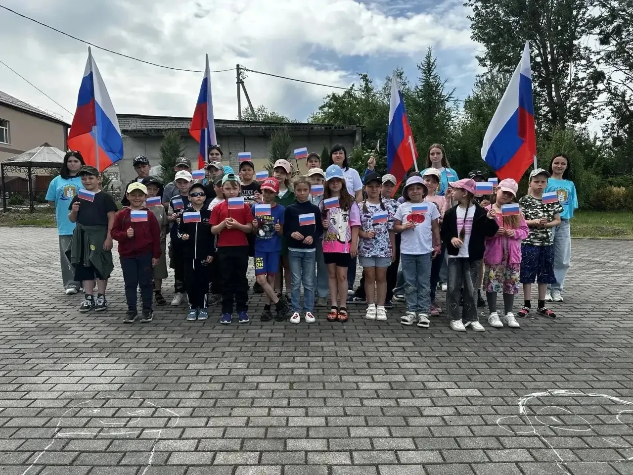 🔥 Преддверие Дня России отметили по-настоящему ярко!
10 июня  студенты-волонтёры из «Чистых сердец»